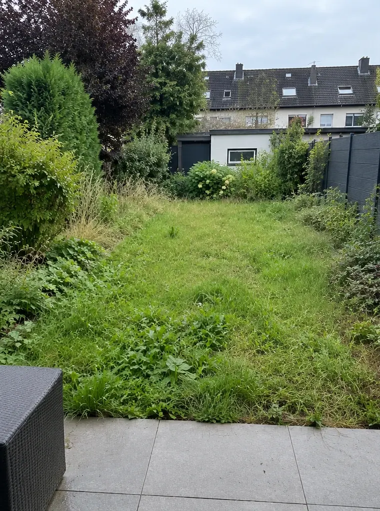 Vorher: schmaler Garten mit hohem, ungleichmäßigem Gras