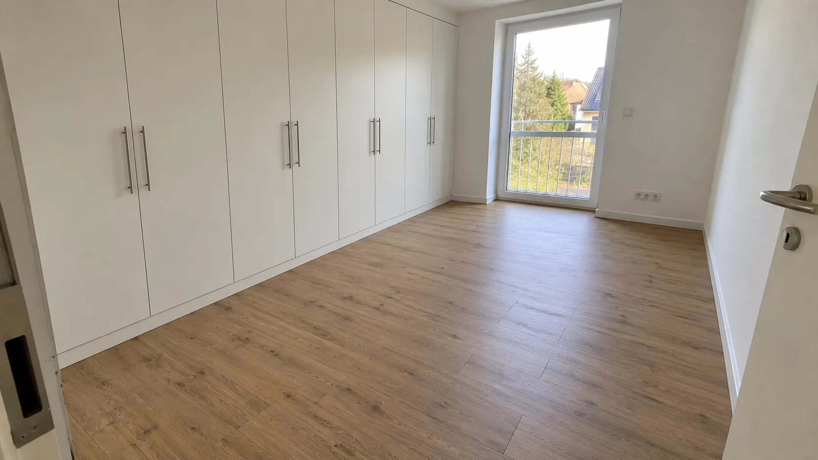 Nachher: fertig montierter weißer Schrank über die ganze Wand